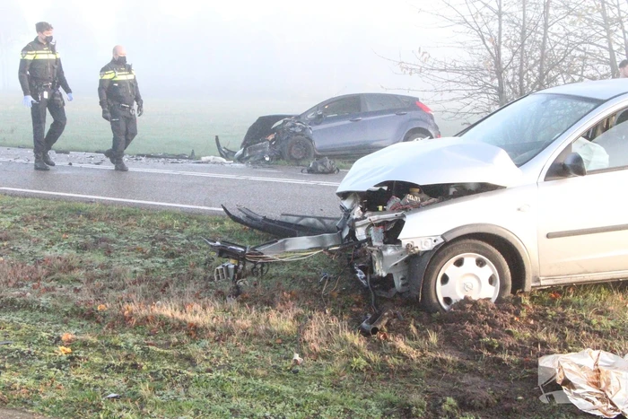 Twee auto's botsen frontaal op elkaar