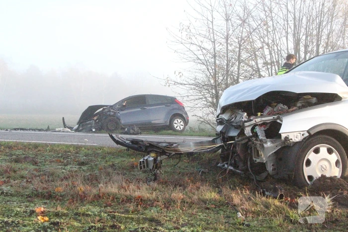 Twee auto's botsen frontaal op elkaar