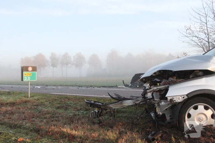 Twee auto's botsen frontaal op elkaar