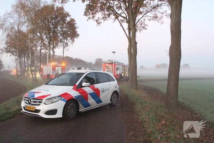 Auto vliegt uit de bocht en belandt in greppel