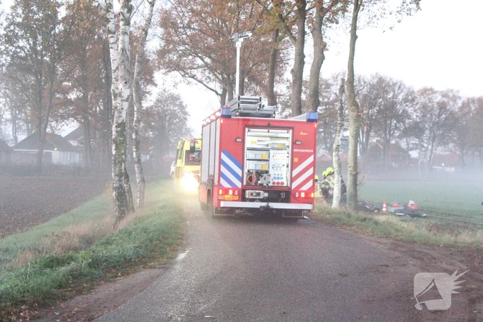 Auto vliegt uit de bocht en belandt in greppel