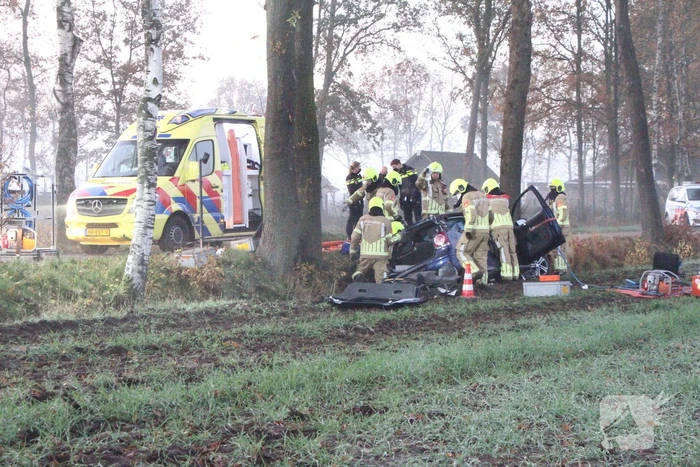 Auto vliegt uit de bocht en belandt in greppel