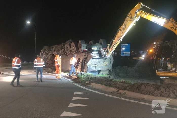 Vrachtwagen belandt op zijn kop in berm