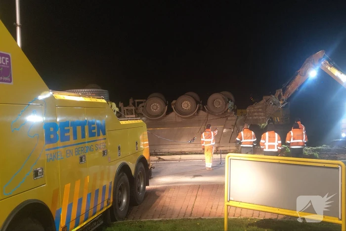 Vrachtwagen belandt op zijn kop in berm