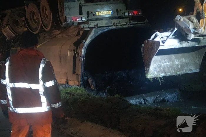Vrachtwagen belandt op zijn kop in berm