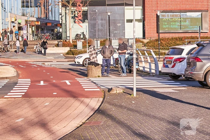 Scooterrijdster aangereden op rotonde bij Eemplein