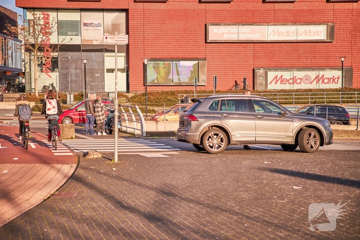 Scooterrijdster aangereden op rotonde bij Eemplein