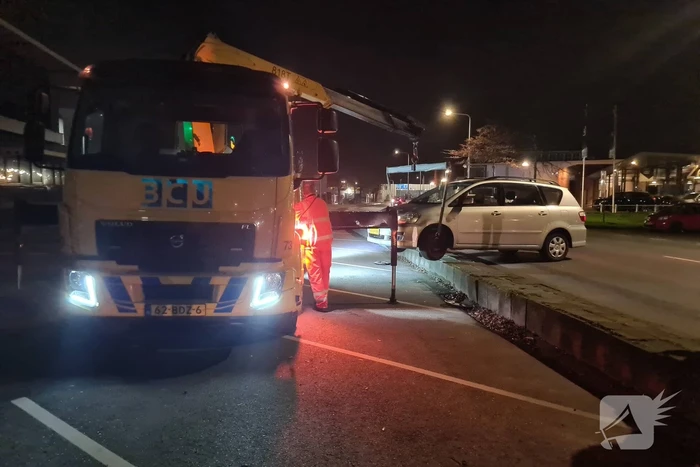 Automobilist komt vast te zitten bij keeractie