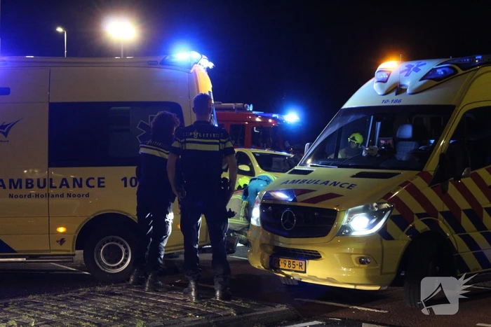 Fietser bekneld onder auto