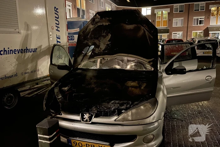 Schade na brand in twee auto's