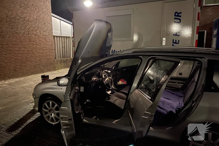 Schade na brand in twee auto's