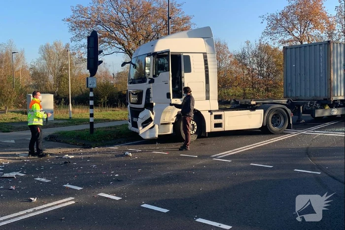 Vrachtwagen knalt achterop personenwagen
