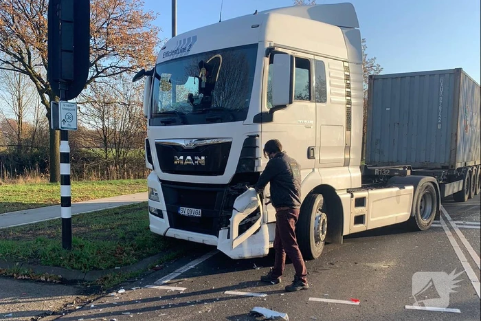 Vrachtwagen knalt achterop personenwagen