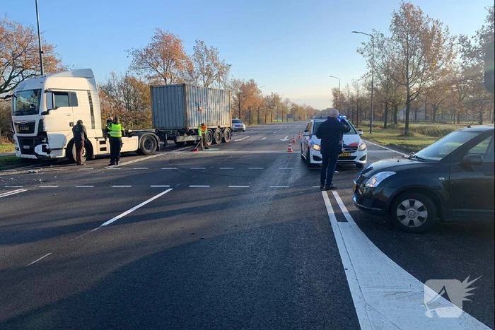 Vrachtwagen knalt achterop personenwagen