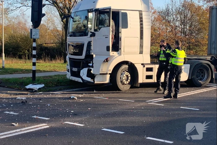 Vrachtwagen knalt achterop personenwagen