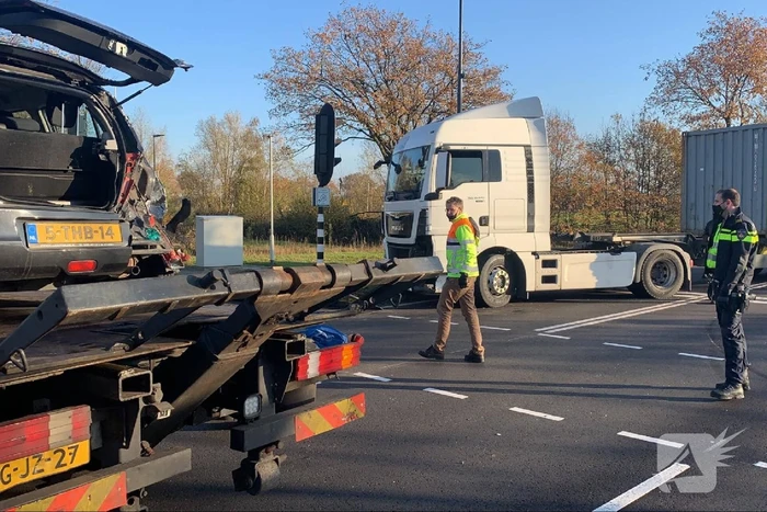 Vrachtwagen knalt achterop personenwagen