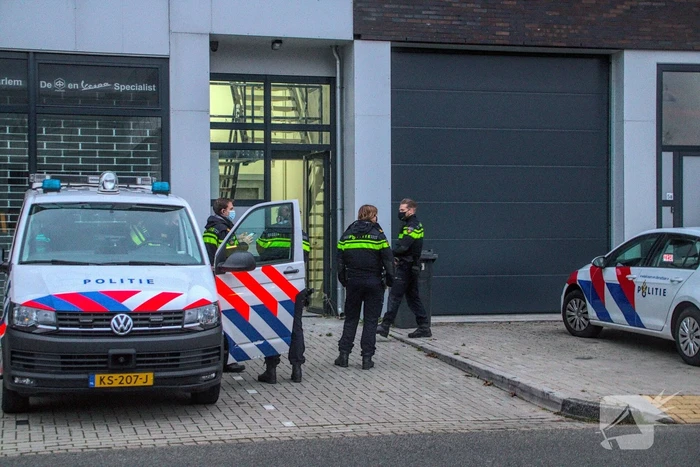 Agenten doen inval in bedrijfspand Waarderpolder