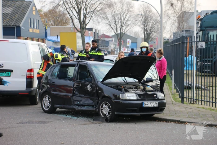 Personenauto heeft veel schade na botsing met bestelbus