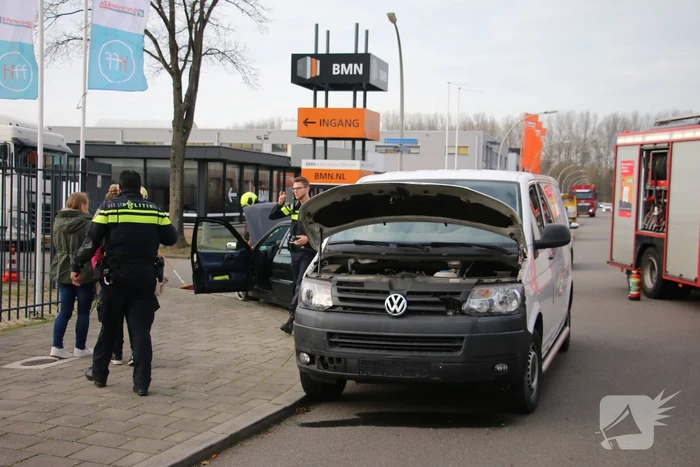 Personenauto heeft veel schade na botsing met bestelbus