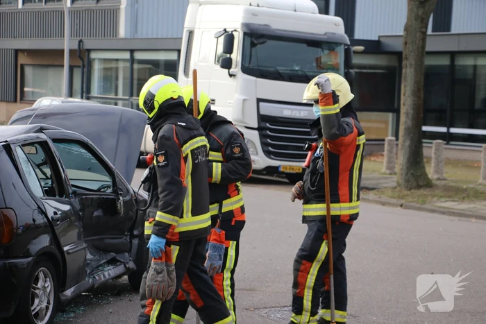 Personenauto heeft veel schade na botsing met bestelbus