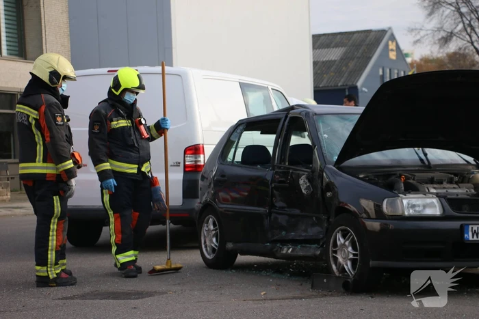 Personenauto heeft veel schade na botsing met bestelbus