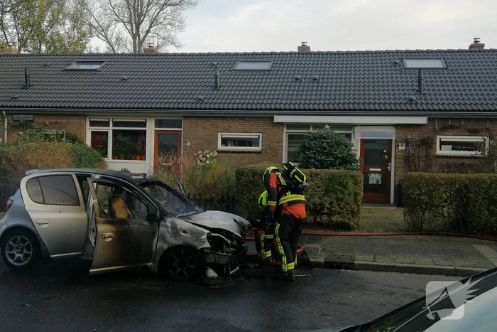 Motorcompartiment van personenauto volledig uitgebrand