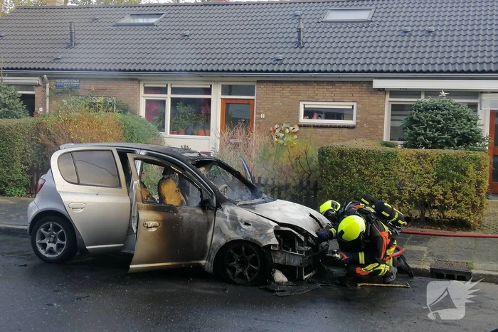 Motorcompartiment van personenauto volledig uitgebrand