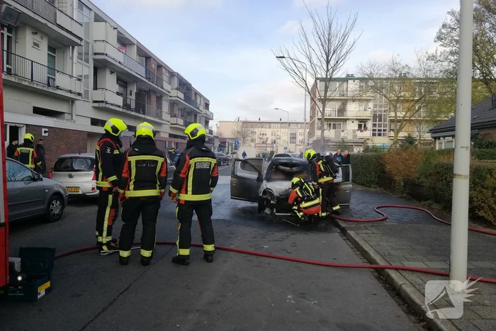 Motorcompartiment van personenauto volledig uitgebrand
