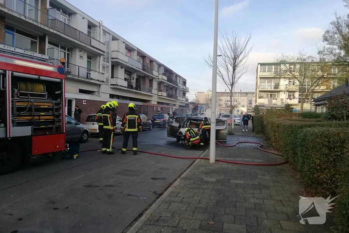 Motorcompartiment van personenauto volledig uitgebrand
