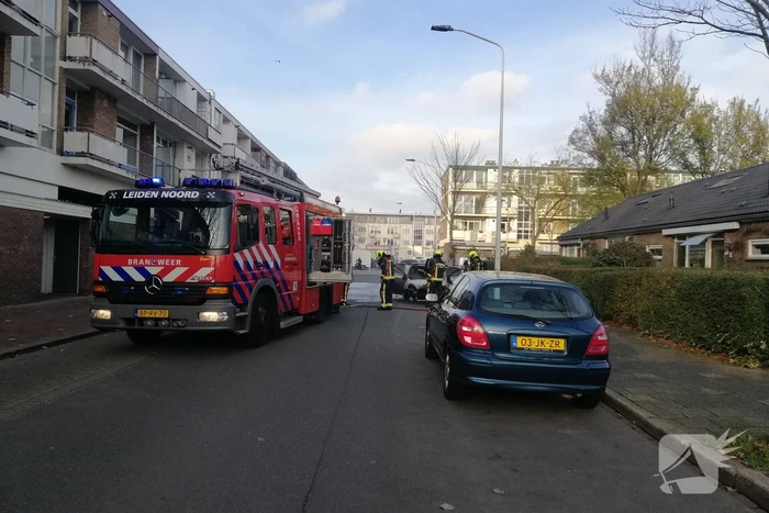 Motorcompartiment van personenauto volledig uitgebrand