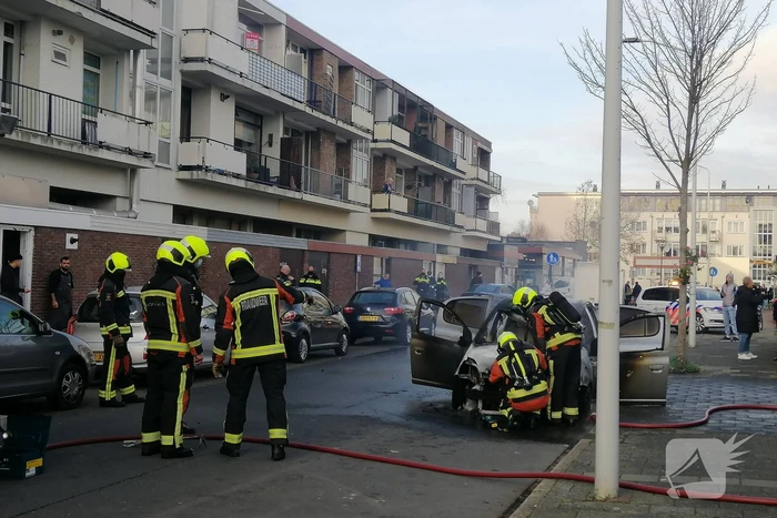 Motorcompartiment van personenauto volledig uitgebrand