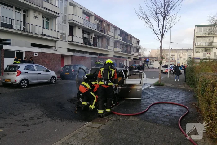 Motorcompartiment van personenauto volledig uitgebrand