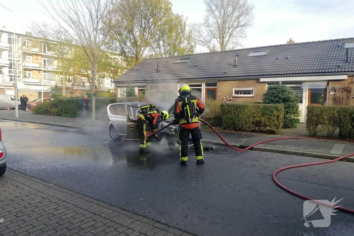 Motorcompartiment van personenauto volledig uitgebrand