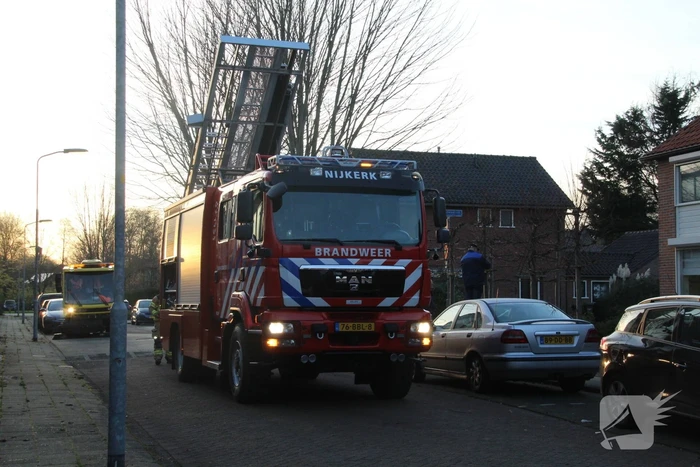 Brandweer doet onderzoek naar gaslucht in woning