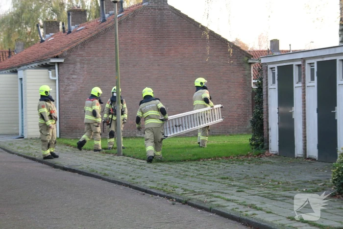 Brandweer doet onderzoek naar gaslucht in woning