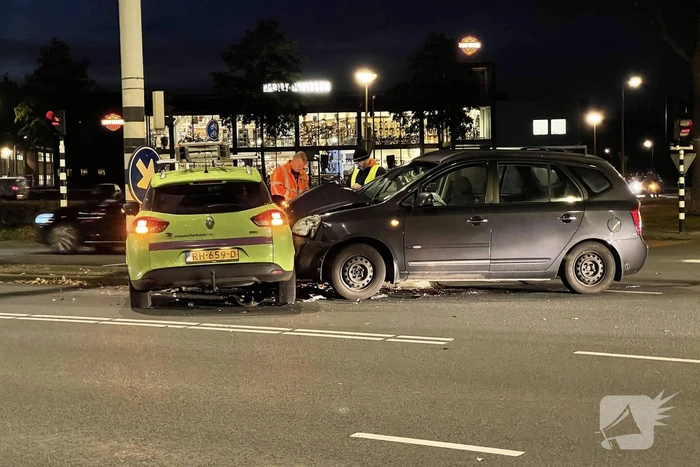 Twee voertuigen in botsing op kruising
