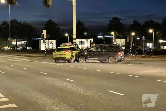 Twee voertuigen in botsing op kruising
