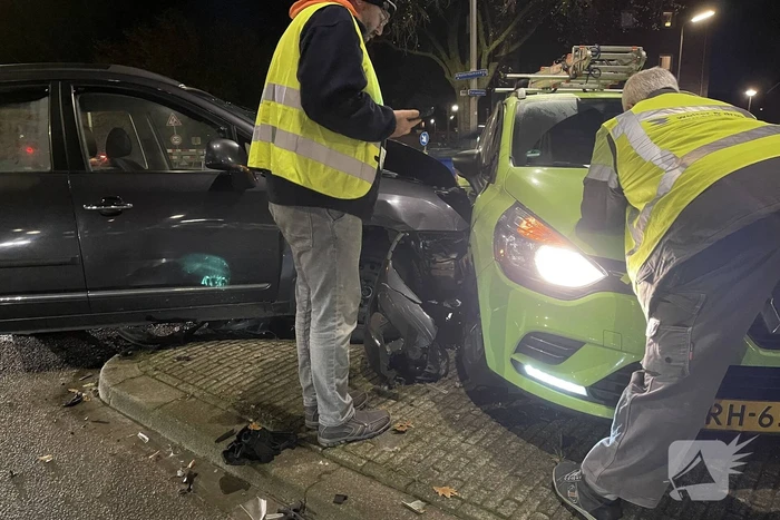 Twee voertuigen in botsing op kruising