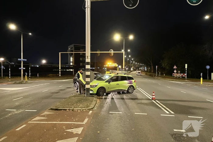 Twee voertuigen in botsing op kruising