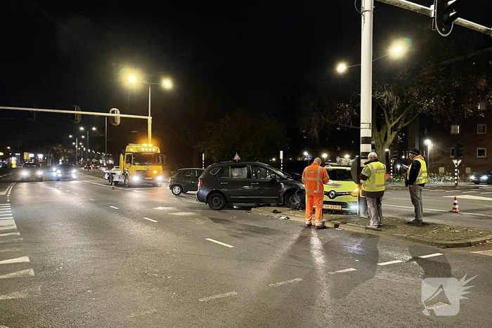 Twee voertuigen in botsing op kruising
