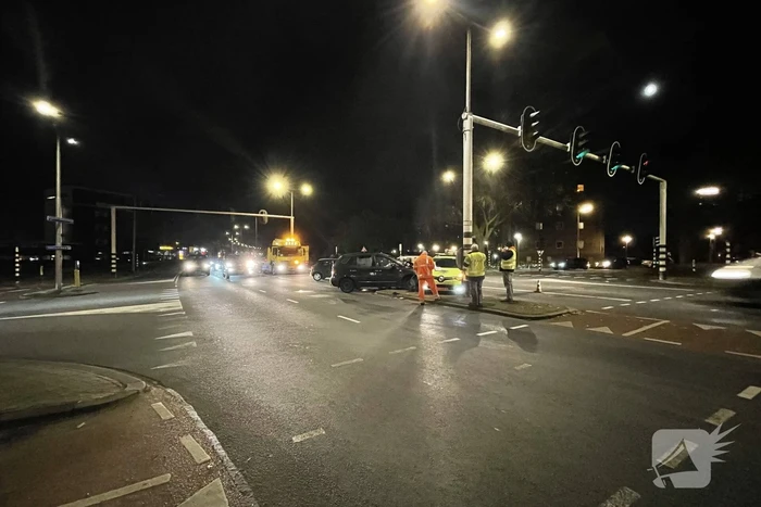 Twee voertuigen in botsing op kruising