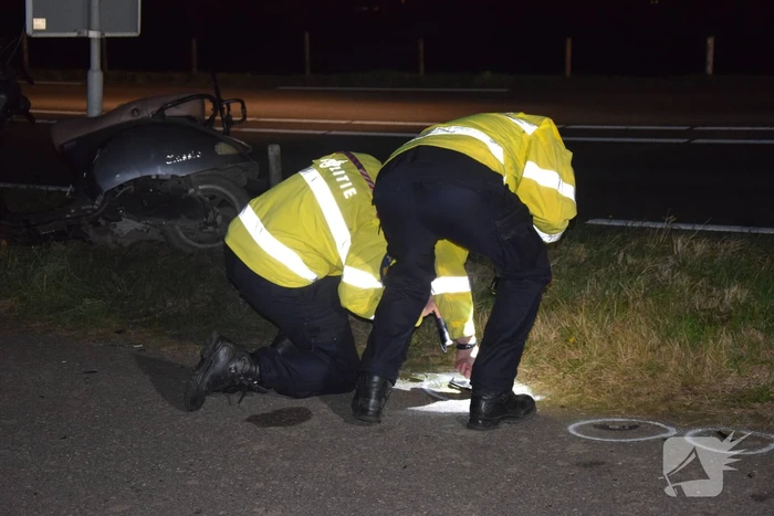 Auto vlucht na ernstige aanrijding met scooter