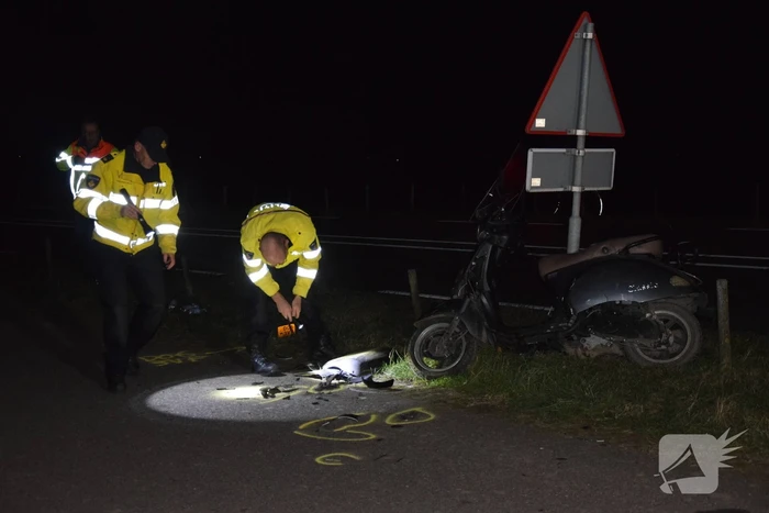 Auto vlucht na ernstige aanrijding met scooter
