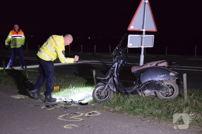 Auto vlucht na ernstige aanrijding met scooter