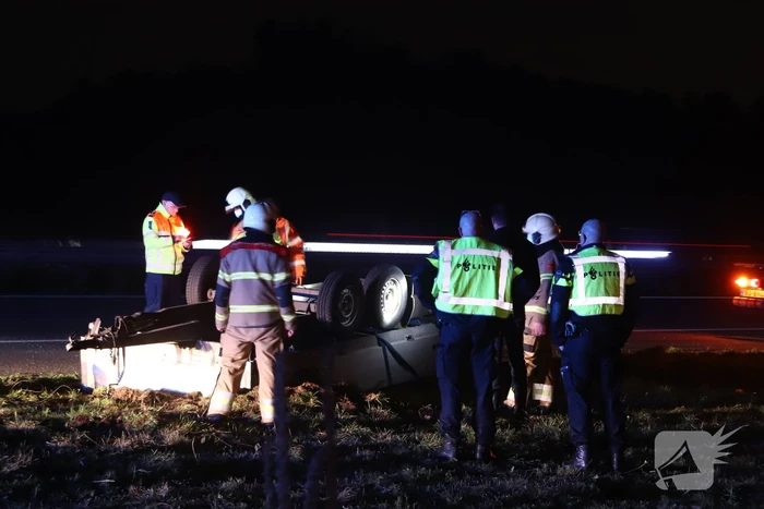 Aanhanger belandt ondersteboven op snelweg