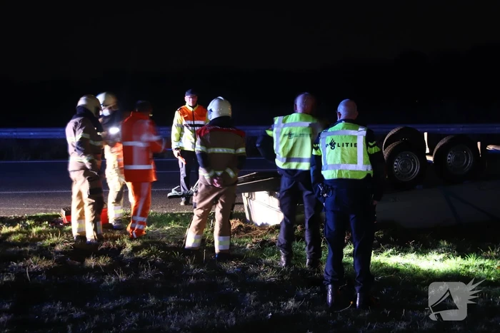 Aanhanger belandt ondersteboven op snelweg