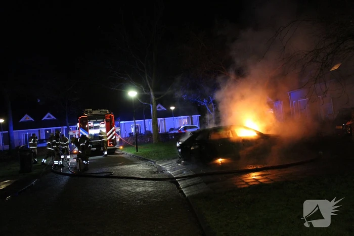 Geparkeerde auto brandt volledig uit