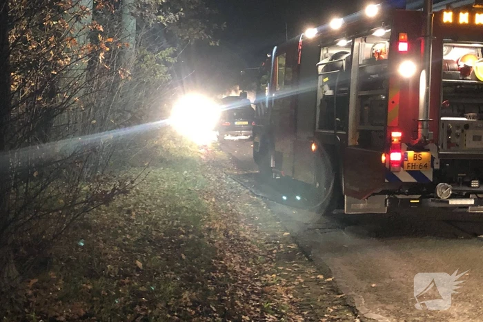 Auto vliegt tijdens het rijden in brand