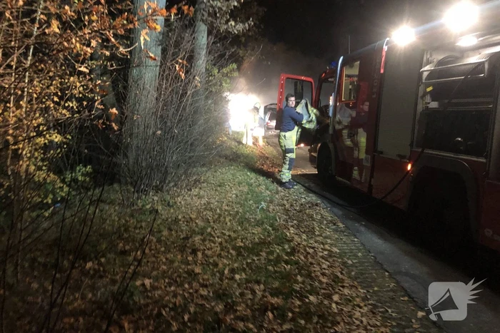 Auto vliegt tijdens het rijden in brand