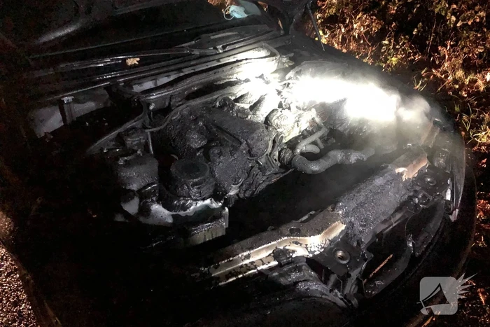 Auto vliegt tijdens het rijden in brand